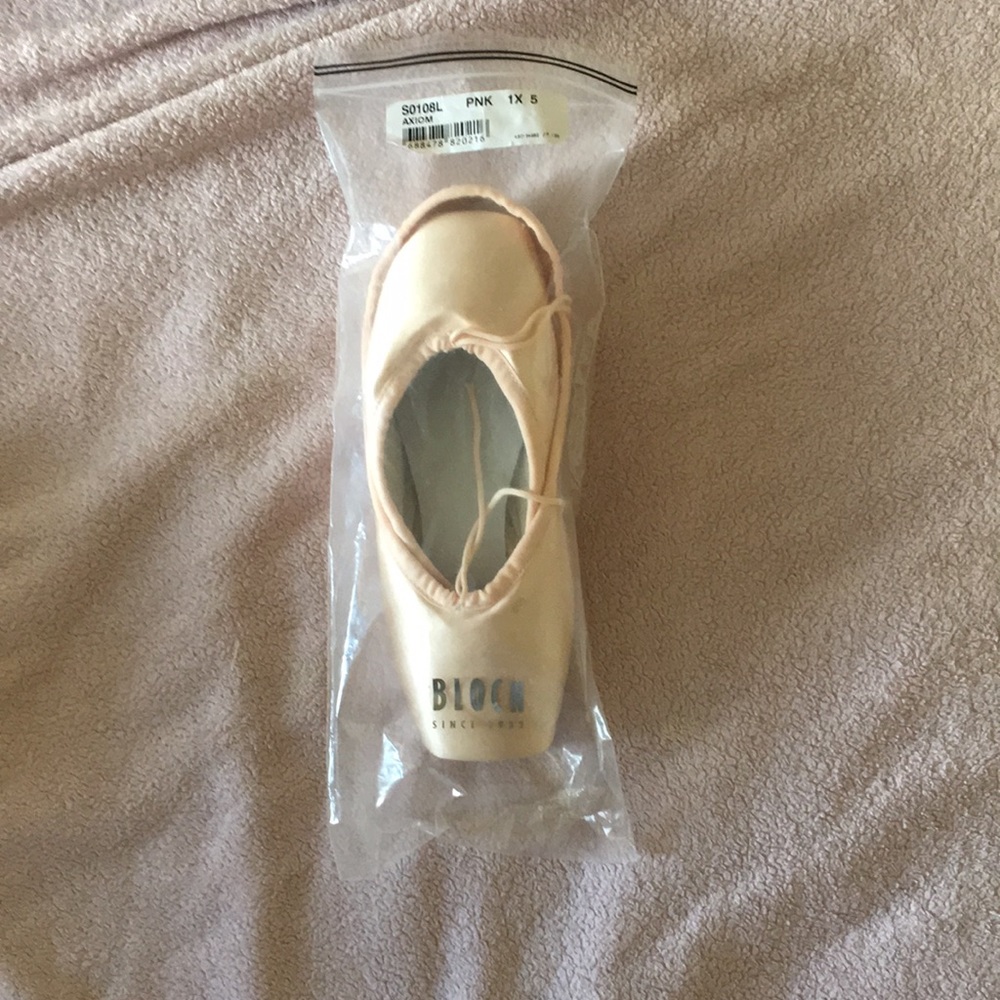 Bloch pointe shoes. NEVER WORN